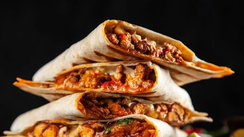 Trei rețete gustoase și rapide cu carnea rămasă de la grătar / Cum eviți risipa alimentară și te bucuri, în același timp, de gustul alimentelor gătite pe jar