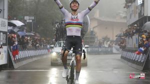 Proaspăt campion mondial la ciclism, Tadej Pogačar a câștigat Giro dell’Emilia, prima sa cursă cu tricoul arc-en-ciel