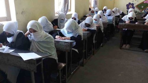 Un oficial taliban dă asigurări că elevele afgane se vor întoarce în școli „cât mai repede posibil” / Talibanii au finalizat formarea guvernului, fără să includă femei