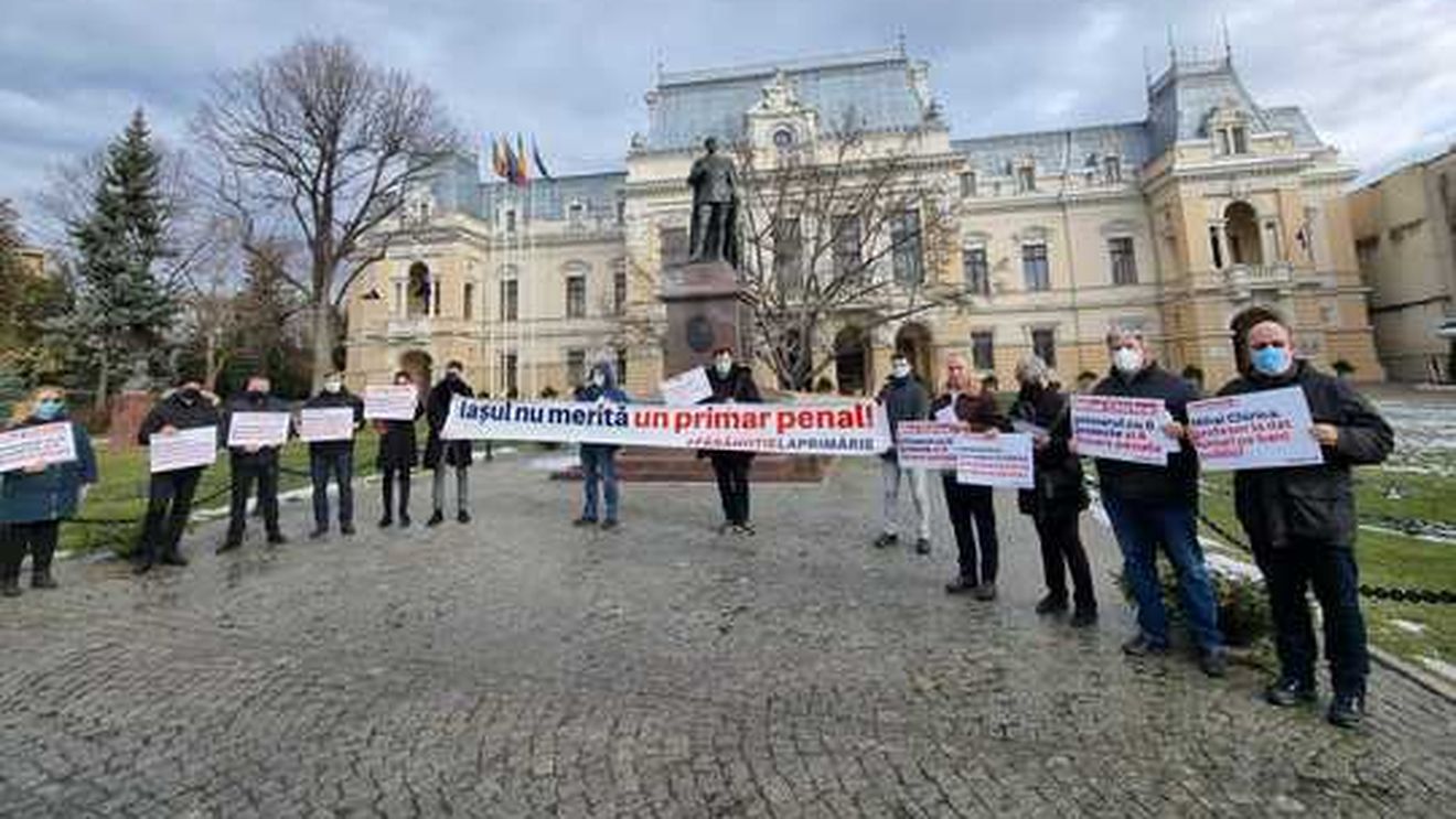 Protest al USR în faţa primăriei Iaşi împotriva edilului Mihai Chirica. A fost adus un banner pe care scria „Iaşul nu merită un primar penal”
