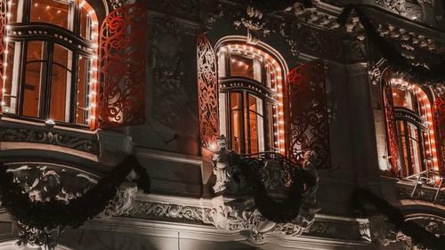 La Mița Biciclista aprinde magia Crăciunului.  Stabilimentul Creativ devine un mare cadou pentru oameni