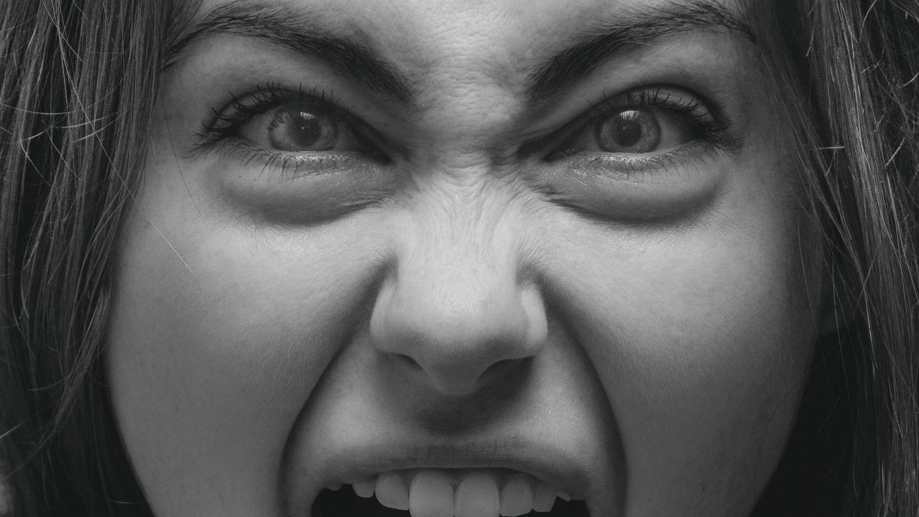 Material o ducem mai bine decât oricând. Dar de ce ne simțim tot mai rău? / Psiholog: „Ne comparăm cu ceilalți într-o manieră care ne consumă emoțional” /”Persoanele care-și exprimă constant furia nu par să devină mai fericite”