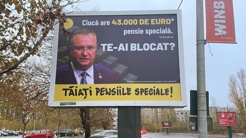 FOTO Protest Declic la Guvern pentru tăierea pensiilor speciale / Panouri publicitare cu mesajul „Ciucă are 43.000 de euro pensie specială”, amplasate în București și pe DN1