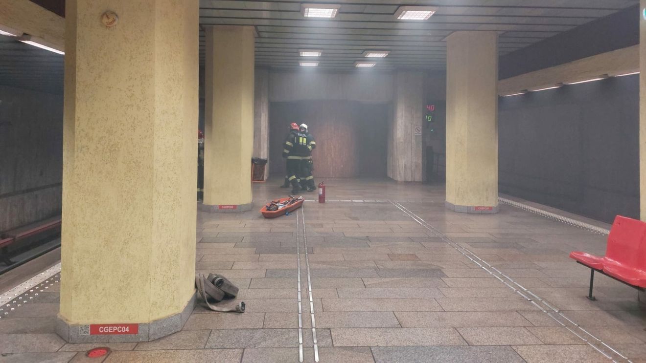 VIDEO Stația de metrou Costin Georgian din Capitală a fost inundată de fum din cauza unei defecțiuni/ Călătorii au fost evacuați, se circulă în sistem pendulă/ Incendiul a fost lichidat