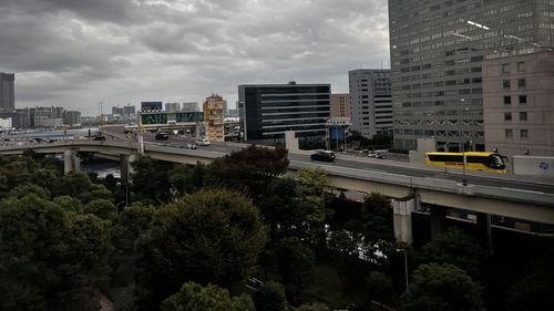 Japonia ridică un aviz de tsunami, la care a retrogradat o alertă de tsunami, în urma cutremurului de magnitudinea 8,8 din largul Rusiei / O victimă şi valuri de maximum 1,3 m / Patru caşaloţi au eşuat pe o plajă cu o zi înainte de seism / Cele mai mari pagube, în Rusia