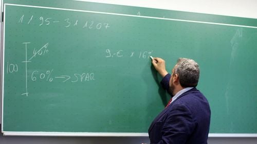 GRAFIC Profesorii pensionari care predau în gimnaziu și liceu sunt în număr dublu, față de 2013. Cine sunt învățătorii de la clase