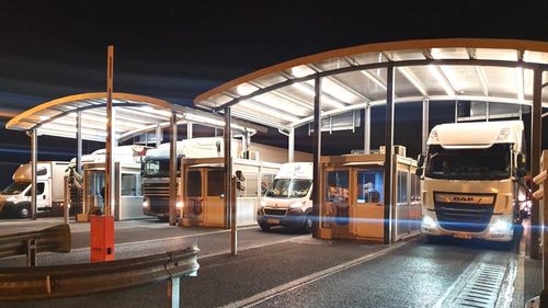 România a cerut din nou Ungariei să înceteze practica de a cere pașapoarte biometrice refugiaților ucraineni / Cozi mari la punctele de frontieră