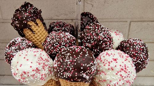 Gustul irezistibil al colivei, exploatat comercial de producătorii de dulciuri: Pe piață sunt disponibile cornete, dar și sortimente de înghețată bazate pe acest preparat / Ce conține Colivete