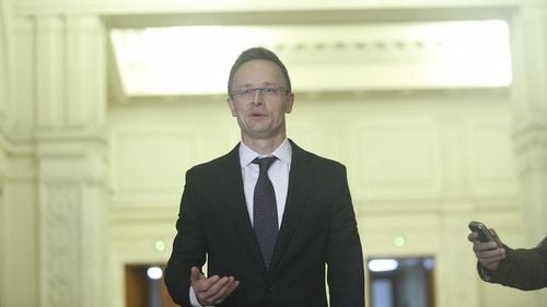 Televiziunea de stat din Ungaria a criticat o jurnalistă austriacă pentru că le-a adresat întrebări incomode reprezentanților FIDESZ, în Parlamentul European. Afirmațiile ministrului de Externe, Péter Szijjártó, întețesc conflictul diplomatic cu Austria