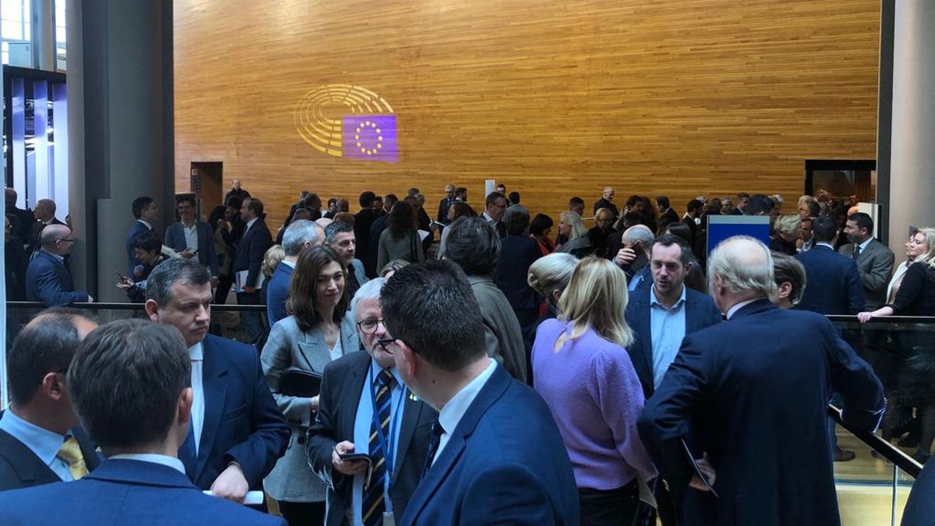 Peste 130 de eurodeputați cer un impozit pentru "ultra-bogați"
