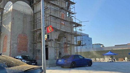 Vasile Bănescu, fostul purtător de cuvânt al Patriarhiei Române: Recent au fost arborate în București, pe lângă o biserică cu turle strident rusești,  steagurile de luptă ale criminalei armate ruse, care de 4 ani ucide în masă creștini ortodocși