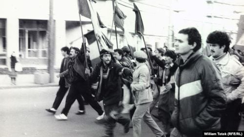 AUDIO Cum s-au auzit la Radio Europa Liberă primele zile ale Revoluției. Scânteia care a aprins revolta: tentativa de evacuare a pastorului reformat László Tőkés