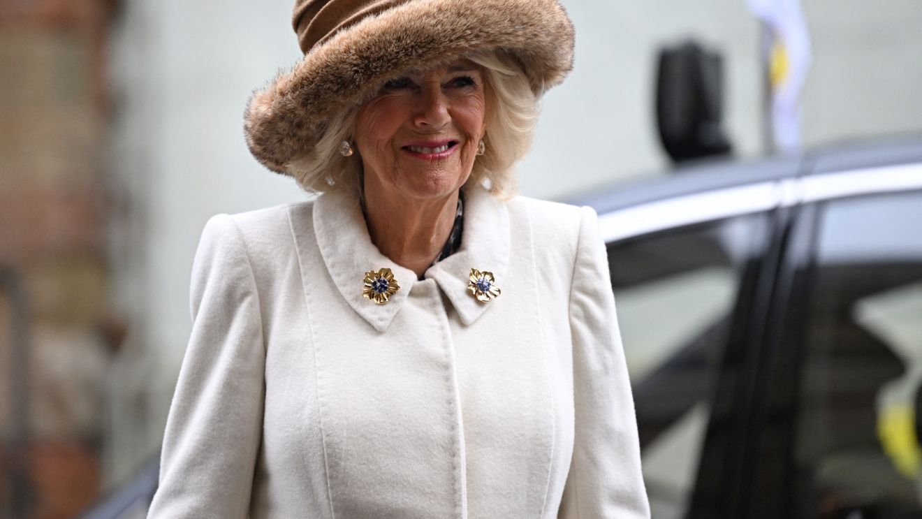 Regina Camilla promite că nu va mai achiziţiona noi haine de blană