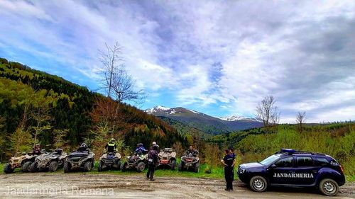 Şapte străini iubitori de off-road ilegal, amendaţi de jandarmi după ce au fost prinşi cu ATV-urile pe Muntele Mic