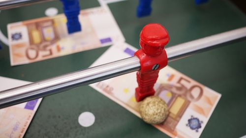 Un bărbat dă în judecată casele de pariuri: cere înapoi 300.000 de lei, bani pe care i-ar fi pierdut după ce a pariat online