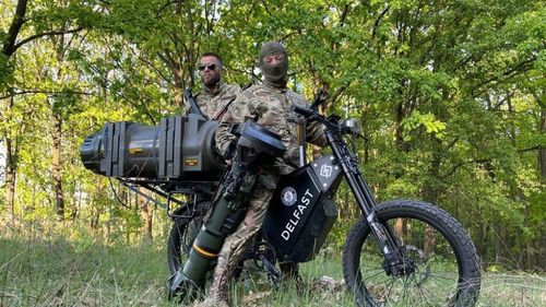 FOTO Ucraina, tactici militare inedite pe câmpul de luptă: Soldații ucraineni folosesc biciclete electrice dotate cu rachete antitanc pentru a se apropia rapid și silențios de convoaiele rusești
