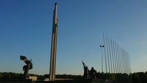 Letonia va demola aproape 300 de monumente sovietice, inclusiv uriașul memorial al victoriei din capitala Riga, un gest care va stârni probabil furia Kremlinului și a marii minorități rusofone din națiunea baltică – The Times