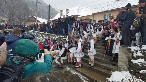 Sărbătoare unică în țară, de Sfântul Ion: Bărbații care poartă acest nume sunt udați în râu