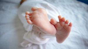 Premieră medicală la nivel mondial: primul copil din lume născut prin fertilizare in vitro realizată aproape în întregime de o maşină