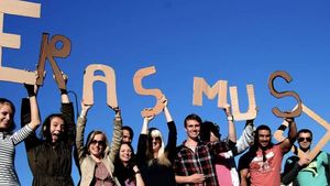 SURSE: Statele UE care încalcă statul de drept nu vor mai putea trimite studenţii în programele Erasmus. România, vizată