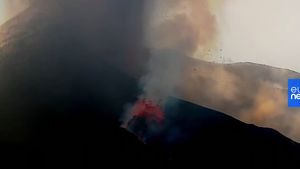 VIDEO Aeroportul din insula spaniolă La Palma s-a redeschis, duminică. Acesta fusese închis din pricina norului imens de cenuşă, emanat de vulcanul Cumbre Vieja