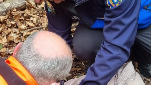 Doi tineri au căzut cu ATV-ul opt metri într-un pârâu, pe Valea Păușa. Intervenție de urgență a jandarmilor montani din Călimănești