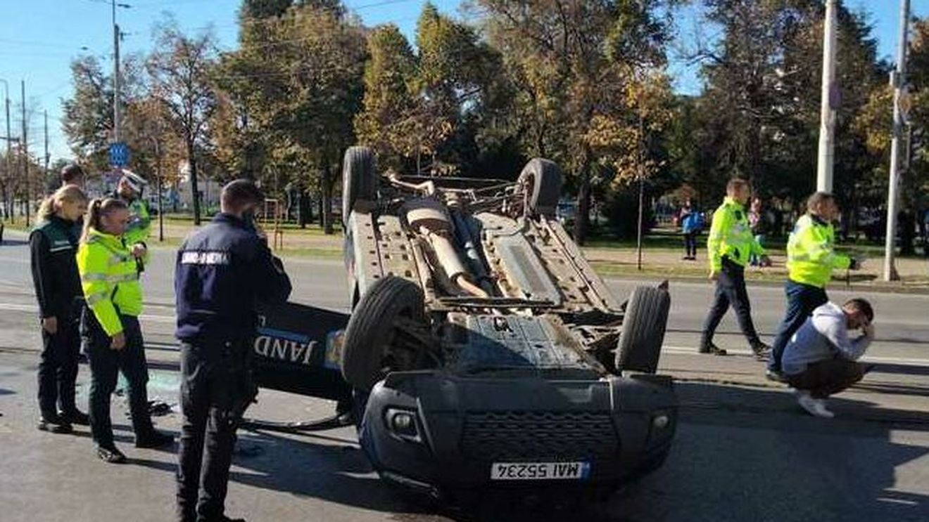 Trei persoane au fost rănite, din care două au ajuns la spital după ce o mașină a Jandarmeriei s-a ciocnit cu un autoturism într-o intersecție aglomerată din Iași