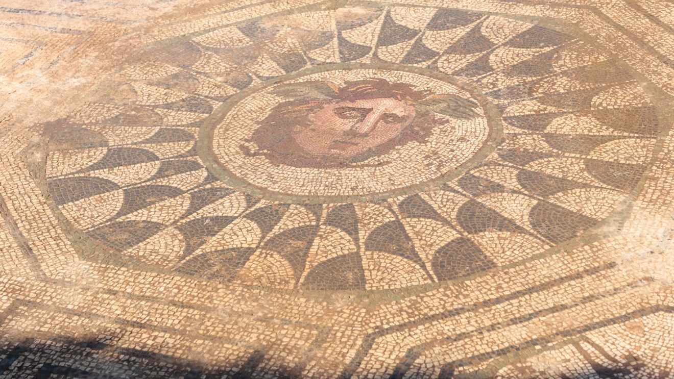 O echipă de arheologi a descoperit în Spania un mozaic roman în stare „excepţională”, ce o reprezintă pe gorgona Medusa