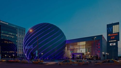 O femeie care a alunecat într-un mall din București și și-a rupt mâna a primit în instanță daune morale de 60.000 de lei