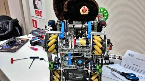 Echipa română Autovortex, care susține că reprezintă România în competiții internaționale, a pus pe robotul de concurs căciula rusească cu însemnele URSS, după ce organizatorii de la Sankt Petersburg le-ar fi interzis să afișeze tricolorul – FOTO