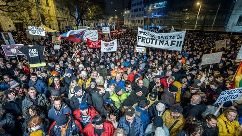 Zeci de mii de persoane au demonstrat în Slovacia împotriva premierului Robert Fico