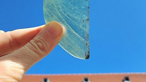 FOTO Fragment de geam din perioada romană, descoperit într-un șantier arheologic din Alba Iulia / Cum arăta și cum se fabrica sticla acum 2.000 de ani