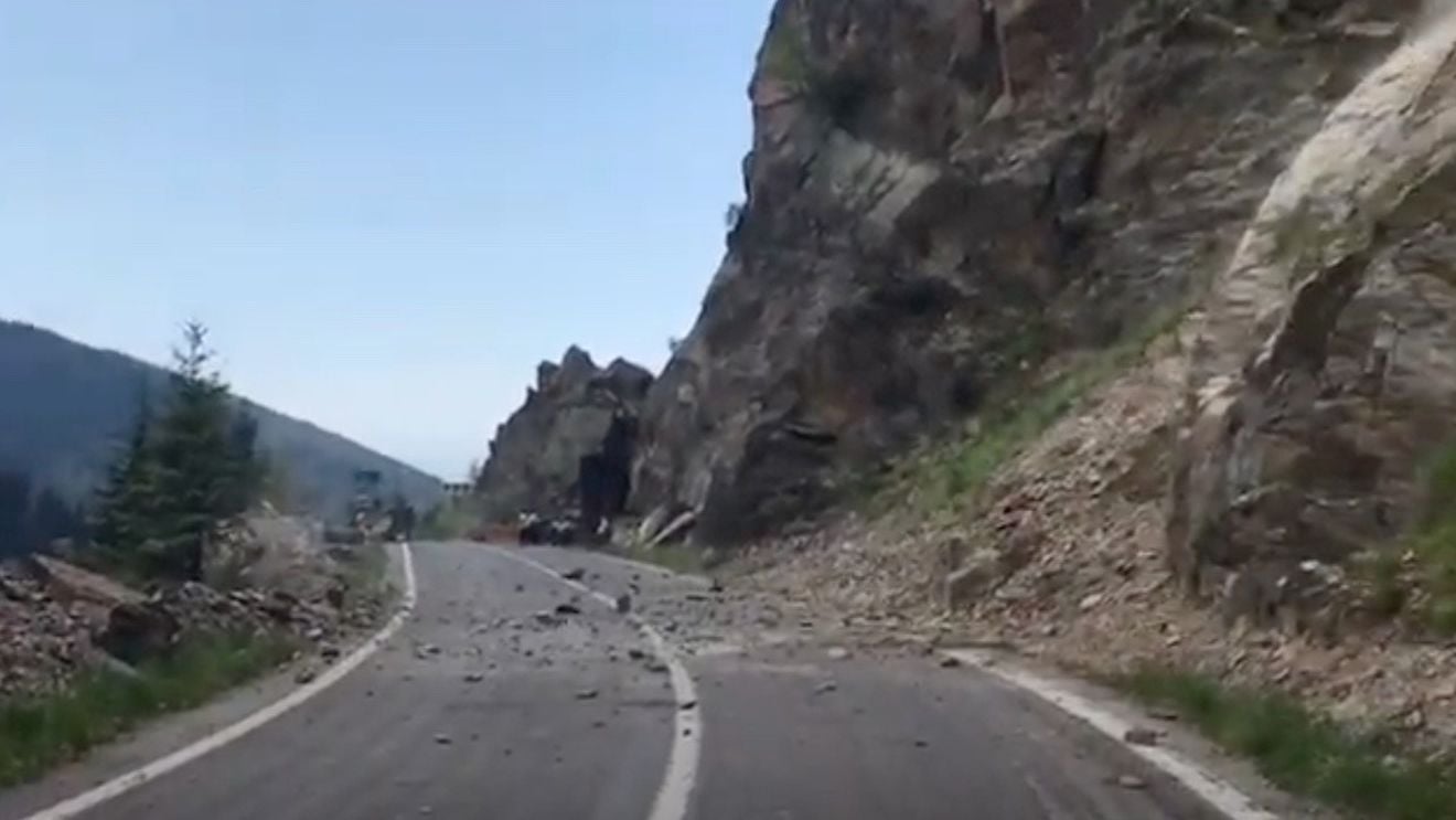 Circulaţie oprită temporar pe Transfăgărăşan, în urma căderii unor stânci pe carosabil