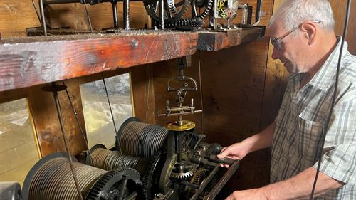 Ioan Bell, un fost tractorist, este meșterul ceasului din turnul Bisericii Evanghelice din Cisnădie / „La anul, eu împlinesc 80 de ani, iar ceasul 600” / „Chiar dacă oamenii au ceas la mână sau pe telefon, tot cu ochii pe turnul bisericii stau”