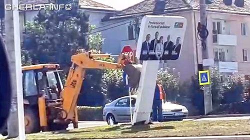 VIDEO Un panou electoral al Alianței USR PLUS a fost demolat cu excavatorul de către primăria condusă de un edil PSD