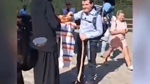 Nicușor Dan, în pelerinaj la Chilia lui Arsenie Boca din munte, la câteva ore de mers pe jos de Mănăstirea Brâncoveanu – Sâmbăta de Sus. Președintele a urcat Valea Sâmbetei cu fiul în rucsac și a fost întâmpinat cu pâine și sare de stareț