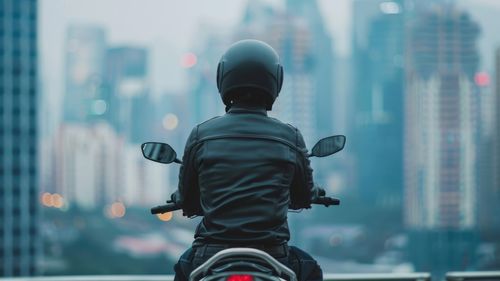 Controverse în Italia pe tema legii care îi obligă pe cei care utilizează scutere electrice să poarte cască