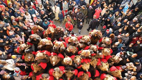 Mii de persoane la parada formațiilor de artiști colindători pe străzile municipiului Botoşani