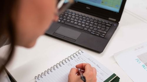 INTERVIU Standardele pentru predarea online în universități au fost aprobate. La cursurile online studenții vor avea camerele deschise, iar tehnologia poate fi folosită în evaluări, care se fac obligatoriu față în față / La ciclul de licență, până la 50% din cursuri și 25% din activitățile practice pot fi online – Mădălin Bunoiu, ARACIS