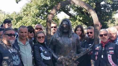 VIDEO A fost dezvelit monumentul în memoria chitaristului Adrian Bărar, fostul lider al trupei Cargo / Este prima statuie realizată pentru un muzician rock din România