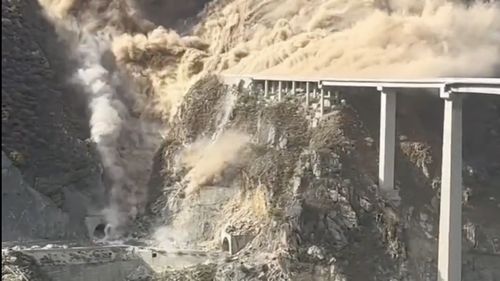 Imagini impresionante cu prăbușirea unui pod recent inaugurat în China