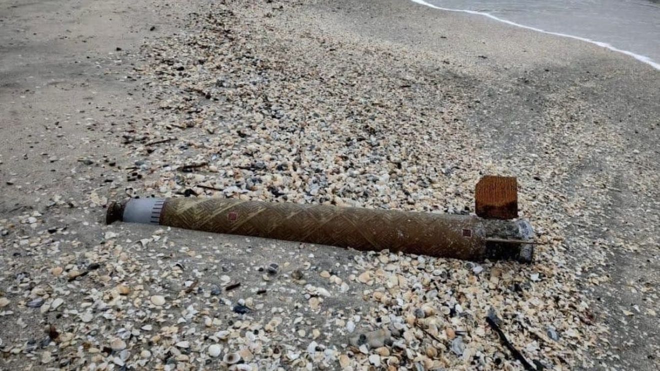 O componentă a unei rachete, găsită de studenți lângă Gura Portiței, pe litoralul românesc al Mării Negre / Forțele Navale: Provine de la o rachetă antiaeriană sol-aer de fabricație rusească. Este posibil ca astfel de componente să mai fie aduse de curenții marini