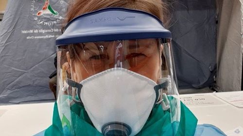 GALERIE FOTO „Prietenul la nevoie se cunoaște”. Medici, infirmiere, asistenți români în prima linie a luptei cu coronavirusul în spitale din Italia