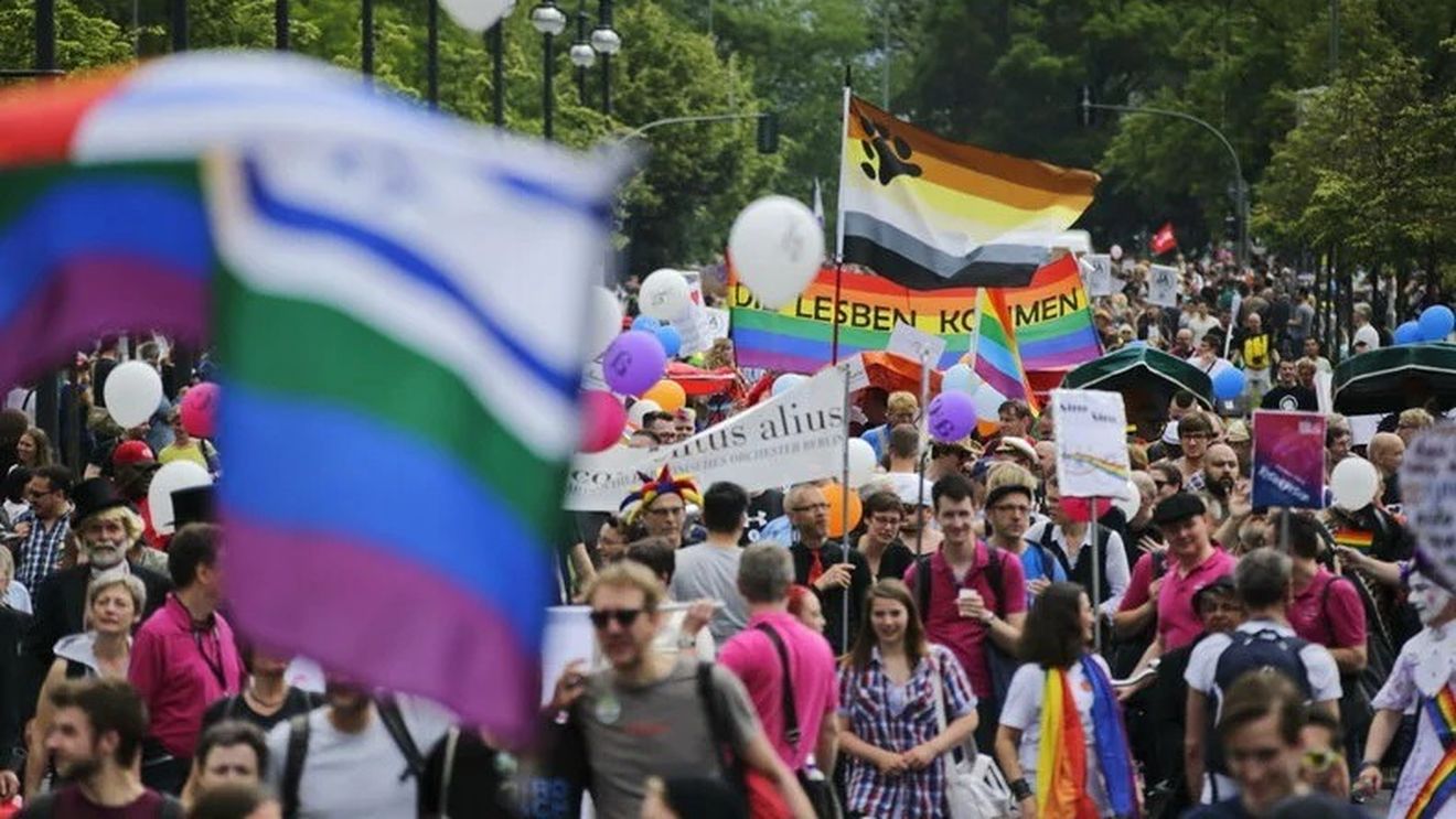 Trei marșuri gay au fost organizate la Berlin: Spunem adio ideii potrivit căreia o singură instituţie deţine monopolul organizării unei demonstraţii Christopher Street Day
