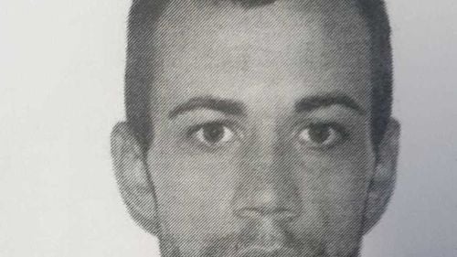 Un tânăr de 23 de ani a evadat din arestul IPJ Dolj / Poliţiştii au făcut filtre rutiere în tot judeţul / E condamnat la 3 ani închisoare pentru furt