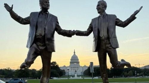 Statuia satirică cu Trump şi Epstein ţinându-se de mână a fost reamplasată la Washington