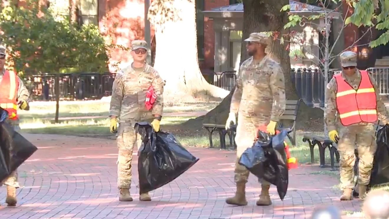 VIDEO Soldaţii Gărzii Naţionale desfăşuraţi la Washington au fost puşi să strângă gunoiul / „Ne angajăm să păstrăm siguranţa şi frumuseţea Washingtonului”