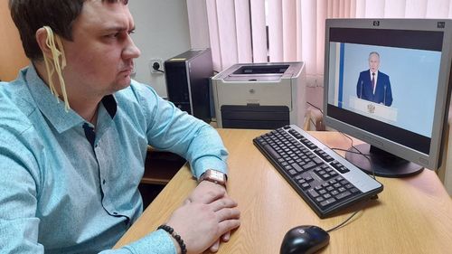 Rusia: Deputat regional, judecat pentru "discreditarea forțelor armate ruse", după ce a ascultat discursul lui Putin cu spaghete atârnate de ureche