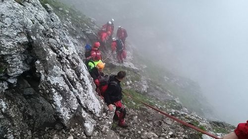 Intervenţie pentru salvarea unor participanţi la "Transilvania 100", Munţii Bucegi / Trei persoane au căzut într-o râpă