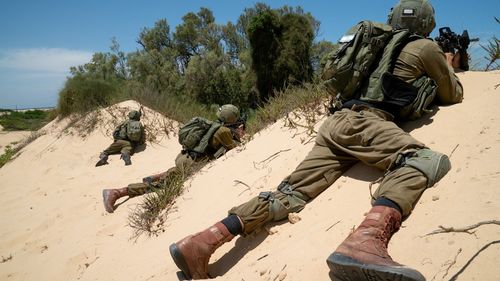 Forțele aeriene și terestre ale Israelului au lovit ținte din Fâșia Gaza/ Armata transmite că trupele israeliene nu au intrat în Gaza